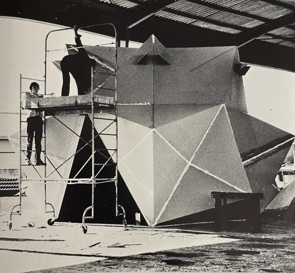 Structure en carton conçue et réalisée par les étudiants dans le cadre de l'exposition d'urbanisme 