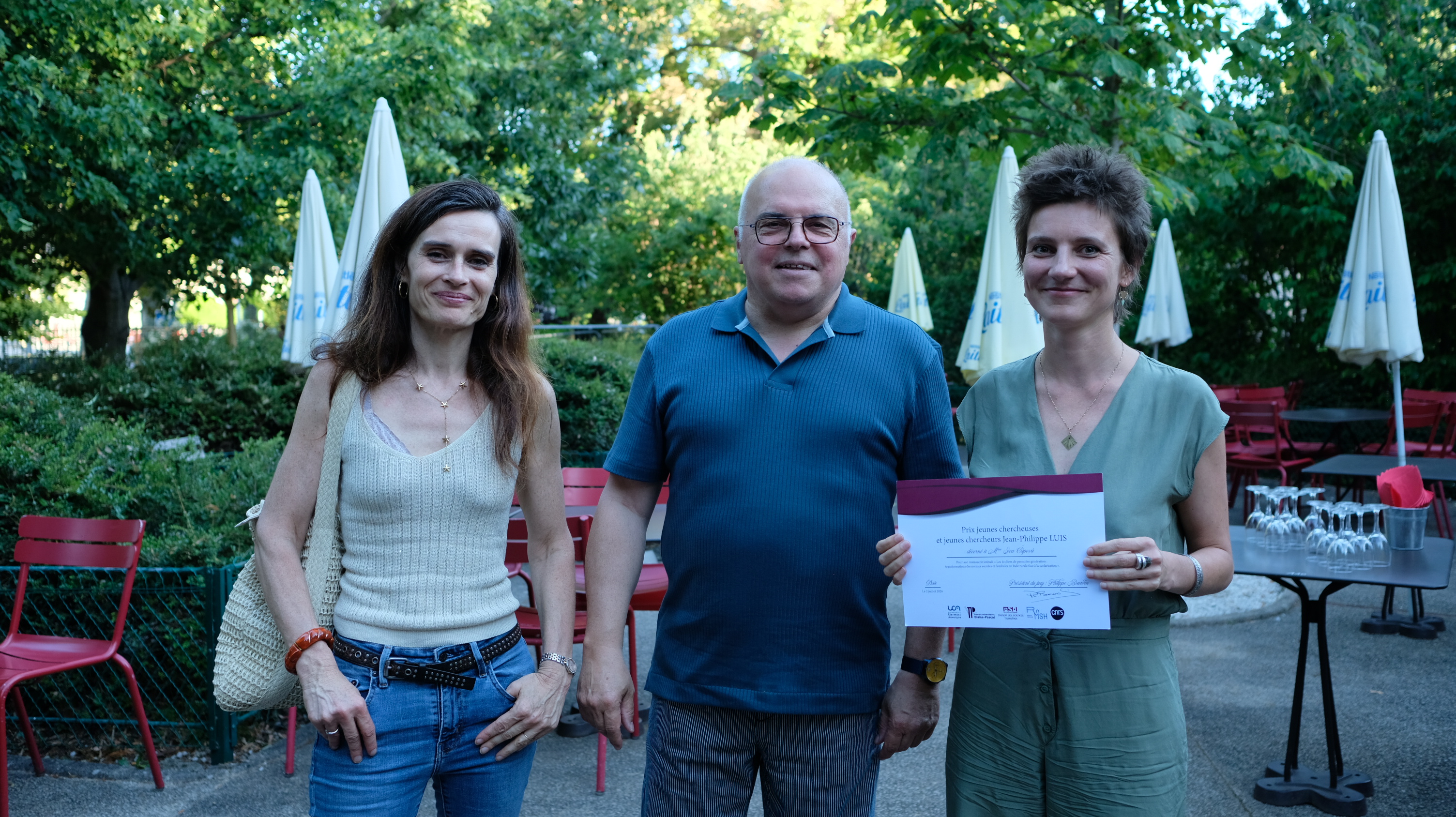 Remise du prix Jeunes Chercheuse et Jeunes Chercheurs Jean-Philippe Luis à Iva Čápová, le 3 juillet 2026, lors du Comité Directeur du Réseau national des MSH, en présence de Sophie Chiari et Philippe Bourdin.