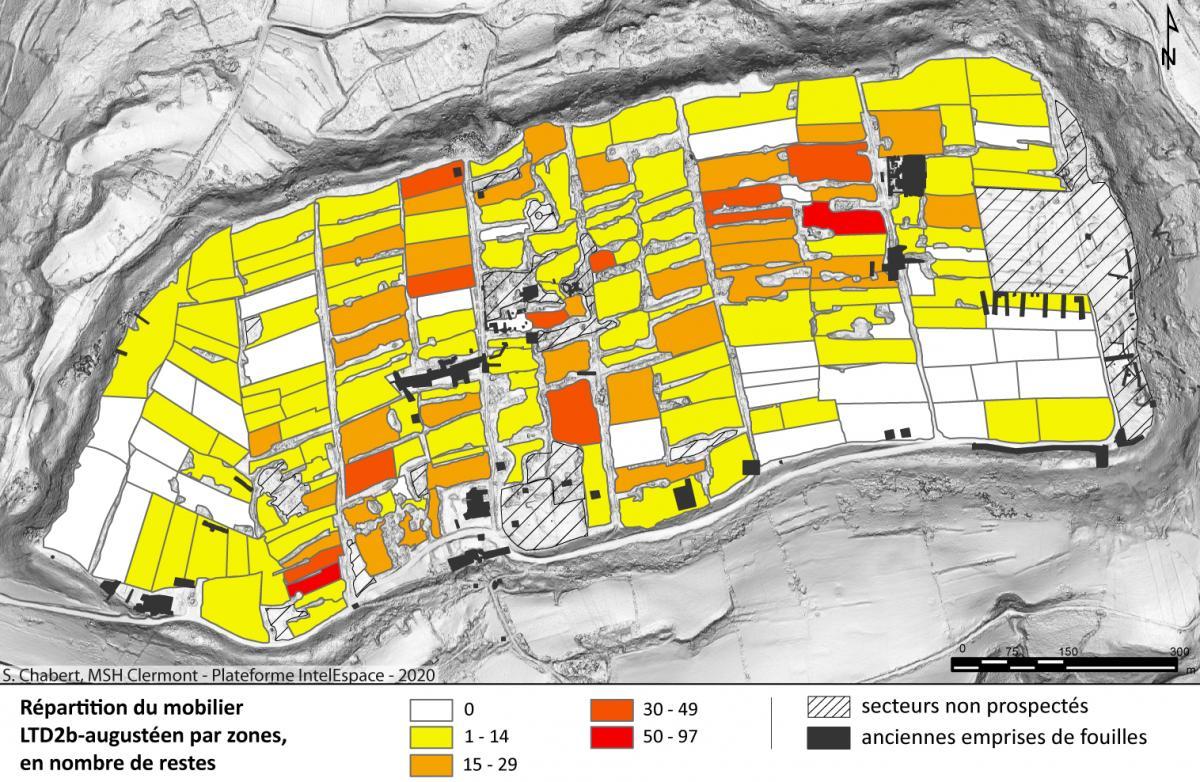 Fig. 2 : Résultats des prospections au sol menées sur le plateau de Gergovie. Répartition du mobilier daté de la TD2b/période augustéenne. / © S. Chabert, MSH Clermont, 2020.