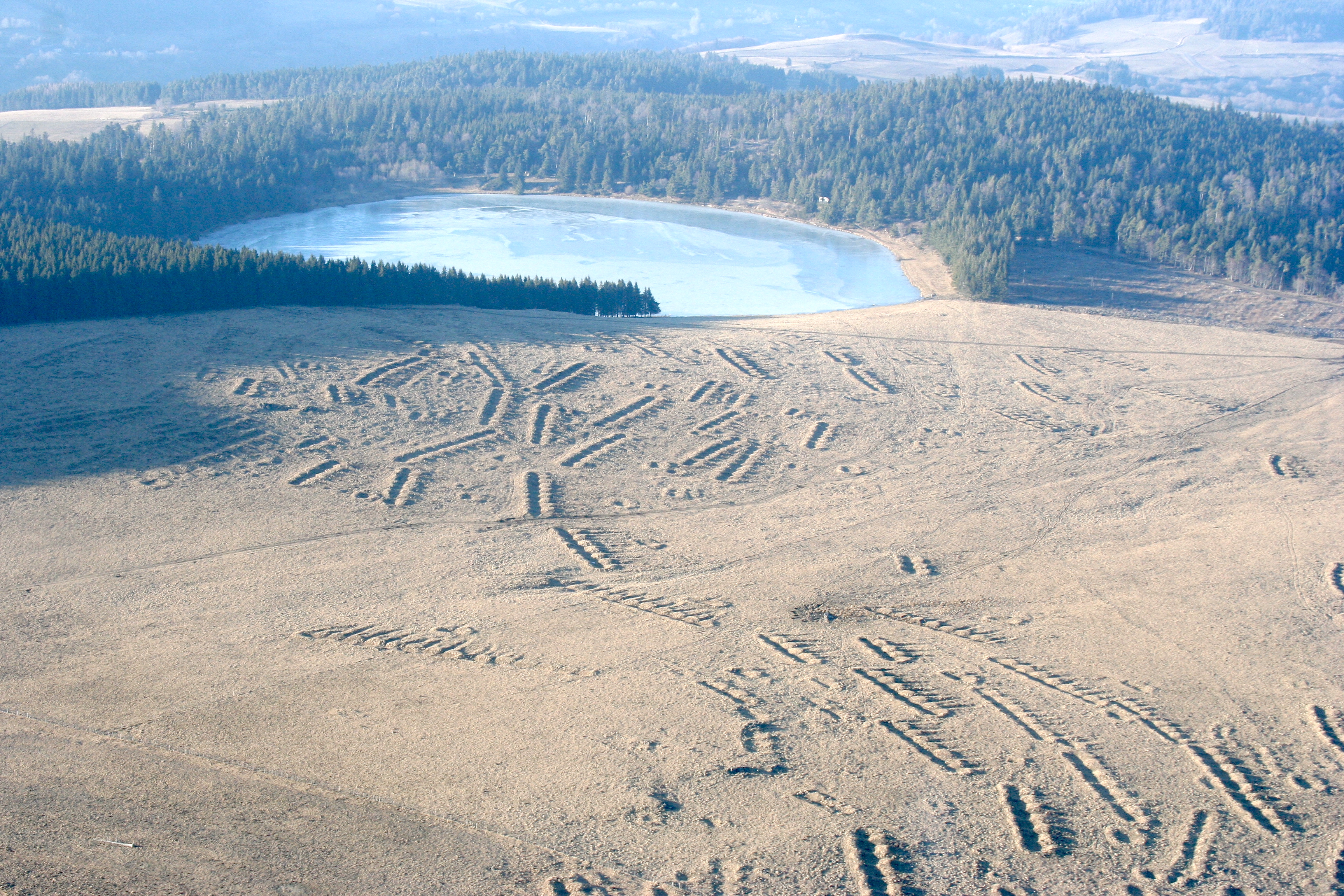 "Massif du Sancy. Vue aérienne des estives de Combe-Perret. Alignements de structures pastorales anciennes sur le versant confinant au lac de Servières."